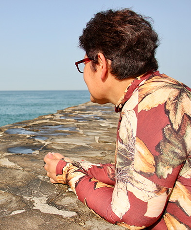 Persona con discapacidad intelectual observando el mar.