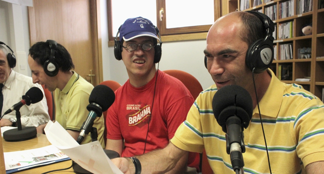 Personas con discapacidad intelectual en un programa de radio