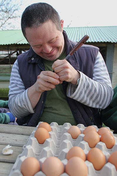 Un usuario de Pausoak limpiando los huevos del gallinero.